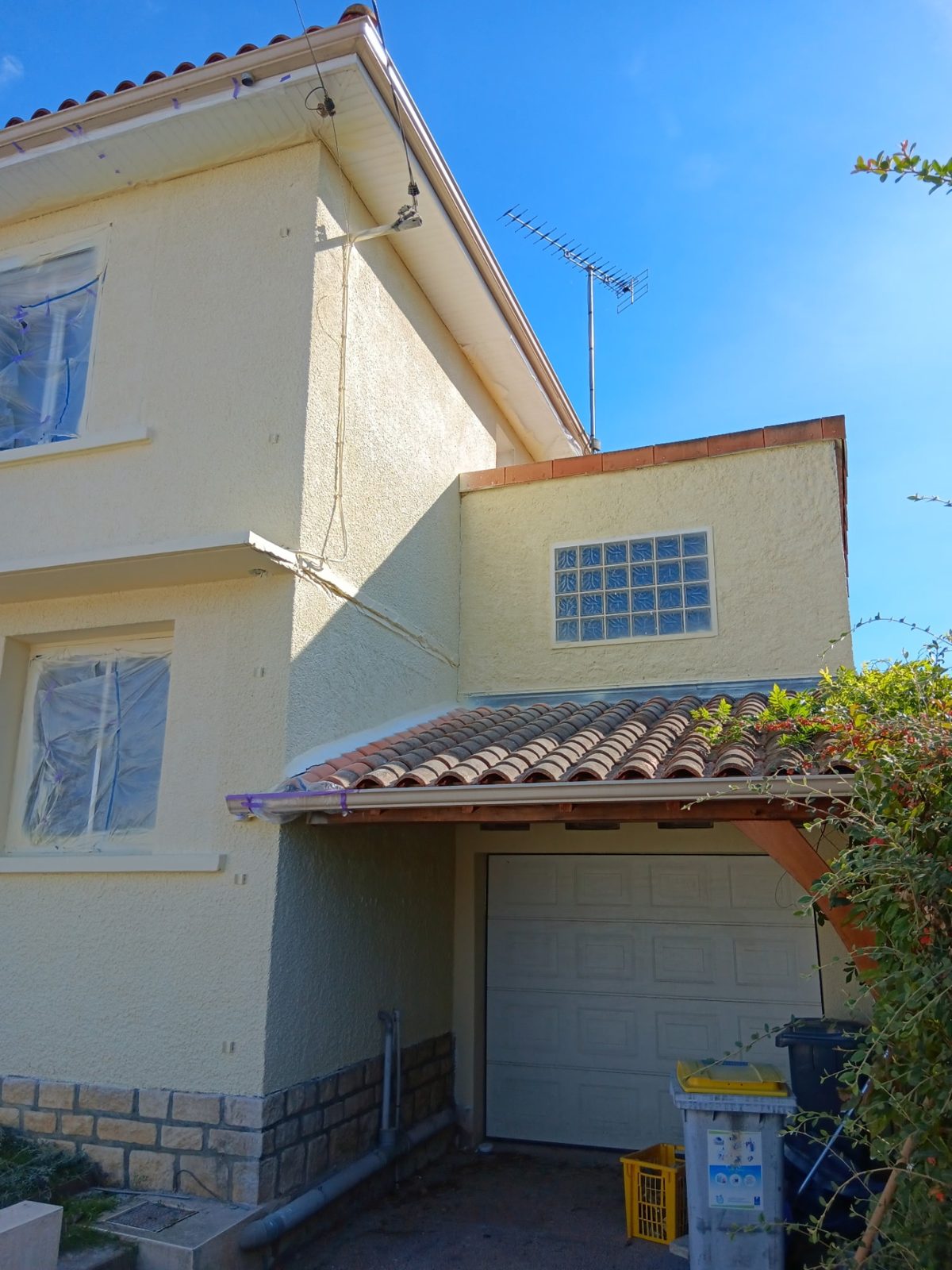 Détail de débord de toit, gouttière et façade après ravalement