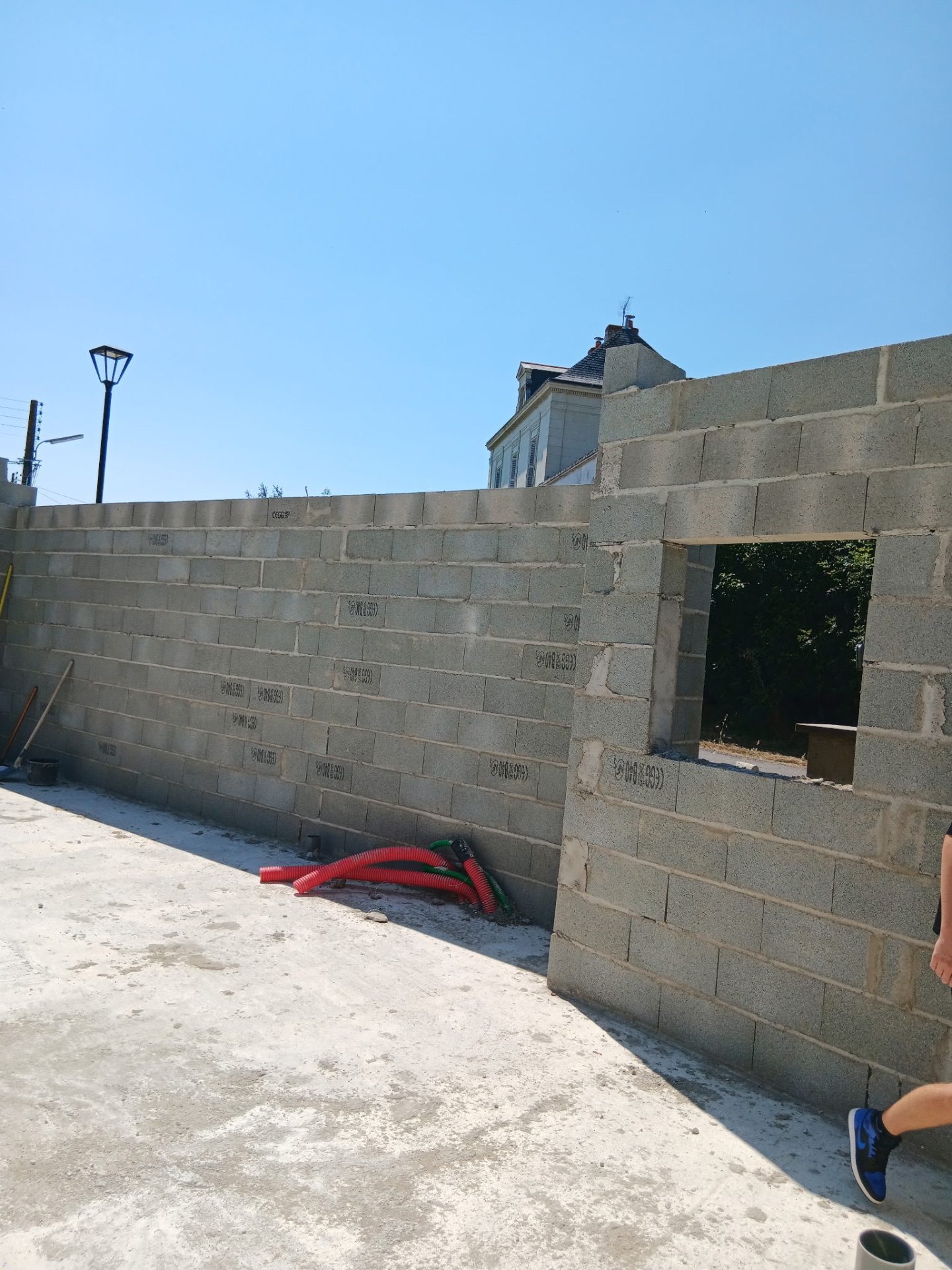 Ouverture de fenêtre avec linteau béton dans un mur en parpaings