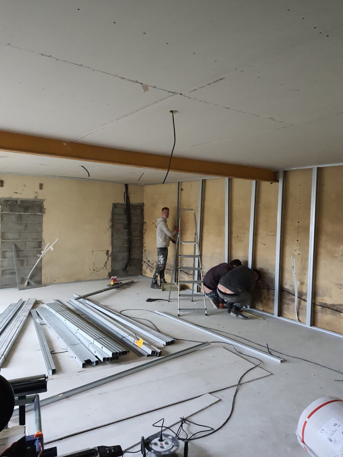Pose des rails et montants métalliques pour cloison en plaques de plâtre