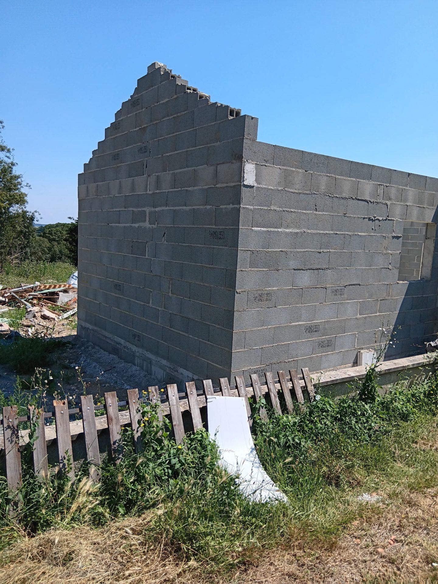Pignon en parpaings d'une construction neuve avec arase et chaînage