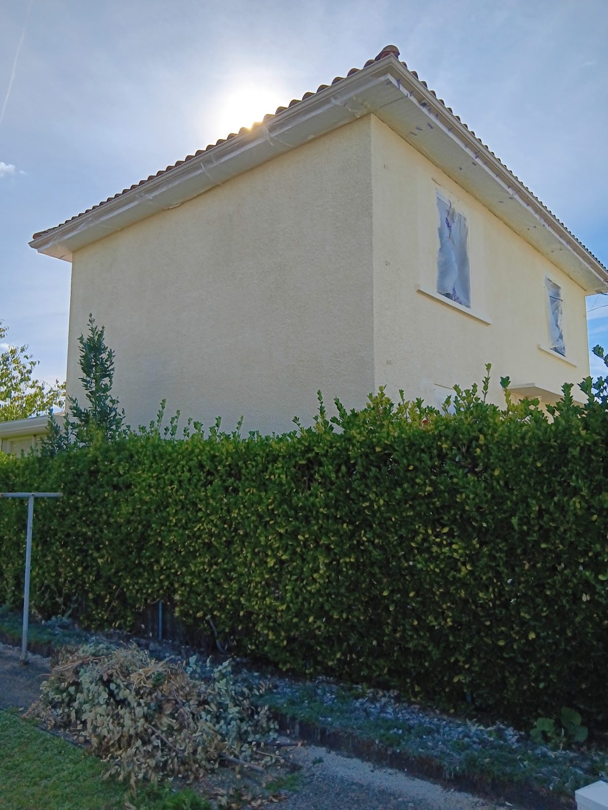 Ravalement de façade terminé sur un pignon, peinture crème, chantier en Maine-et-Loire