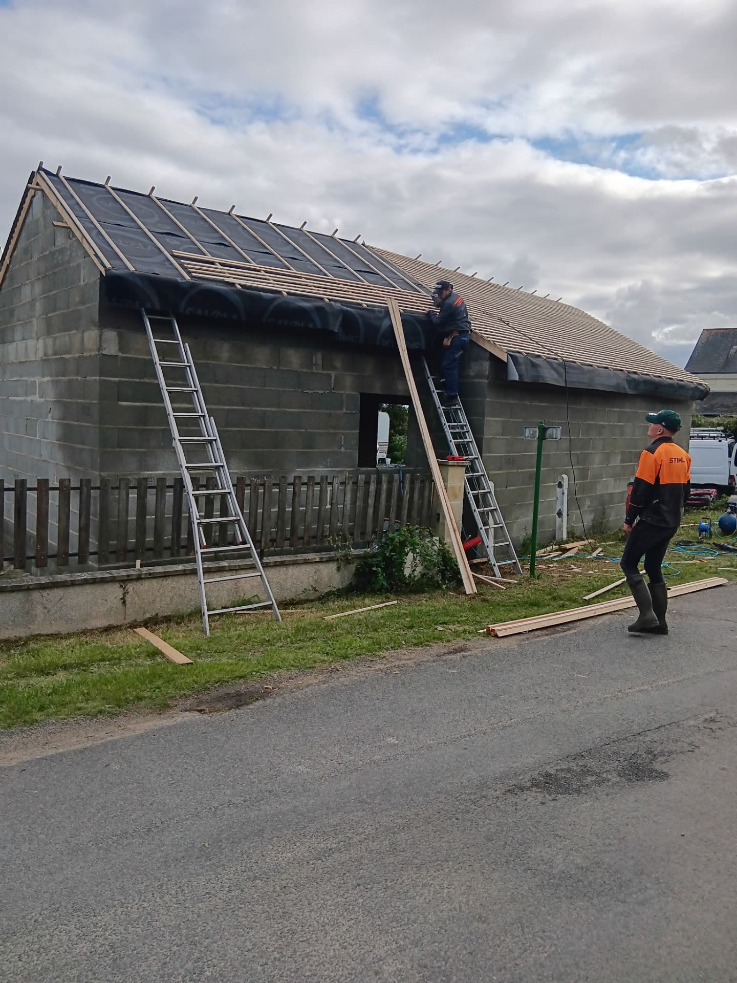 Écran sous-toiture et liteaunage bois posés avant la couverture en ardoise