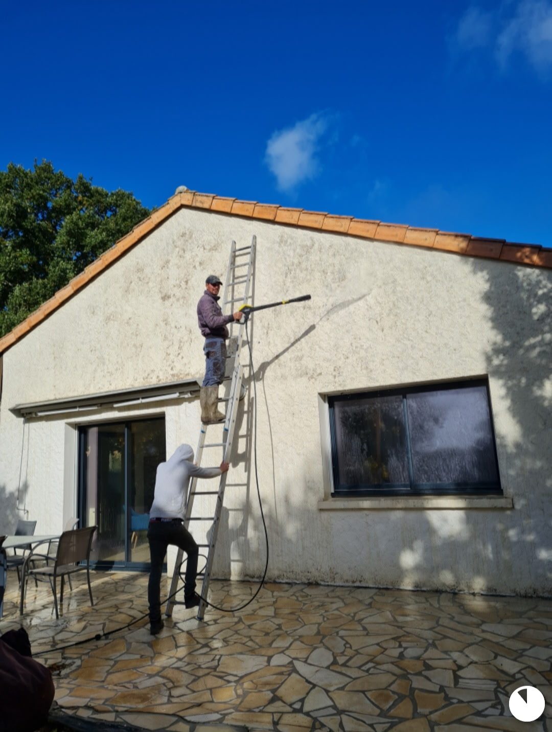 Nettoyage de façade crépie au nettoyeur haute pression avant ravalement