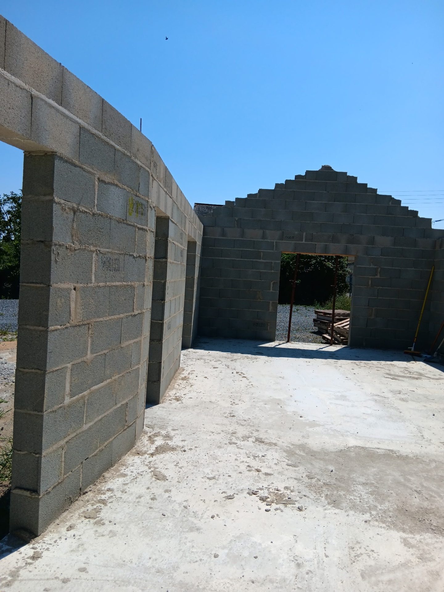 Ouvrage en parpaings avec ouvertures et linteaux coulés, chantier de maçonnerie