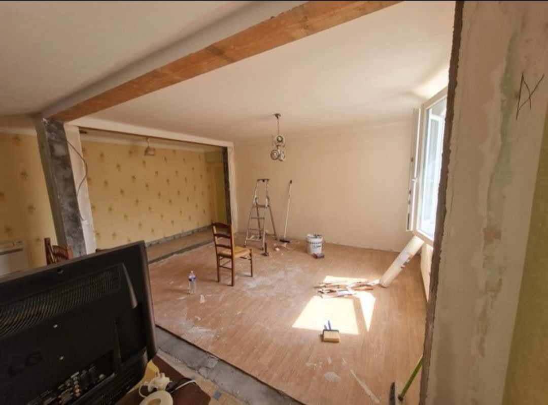 Pièce à vivre avant travaux de rénovation intérieure, anciens revêtements déposés