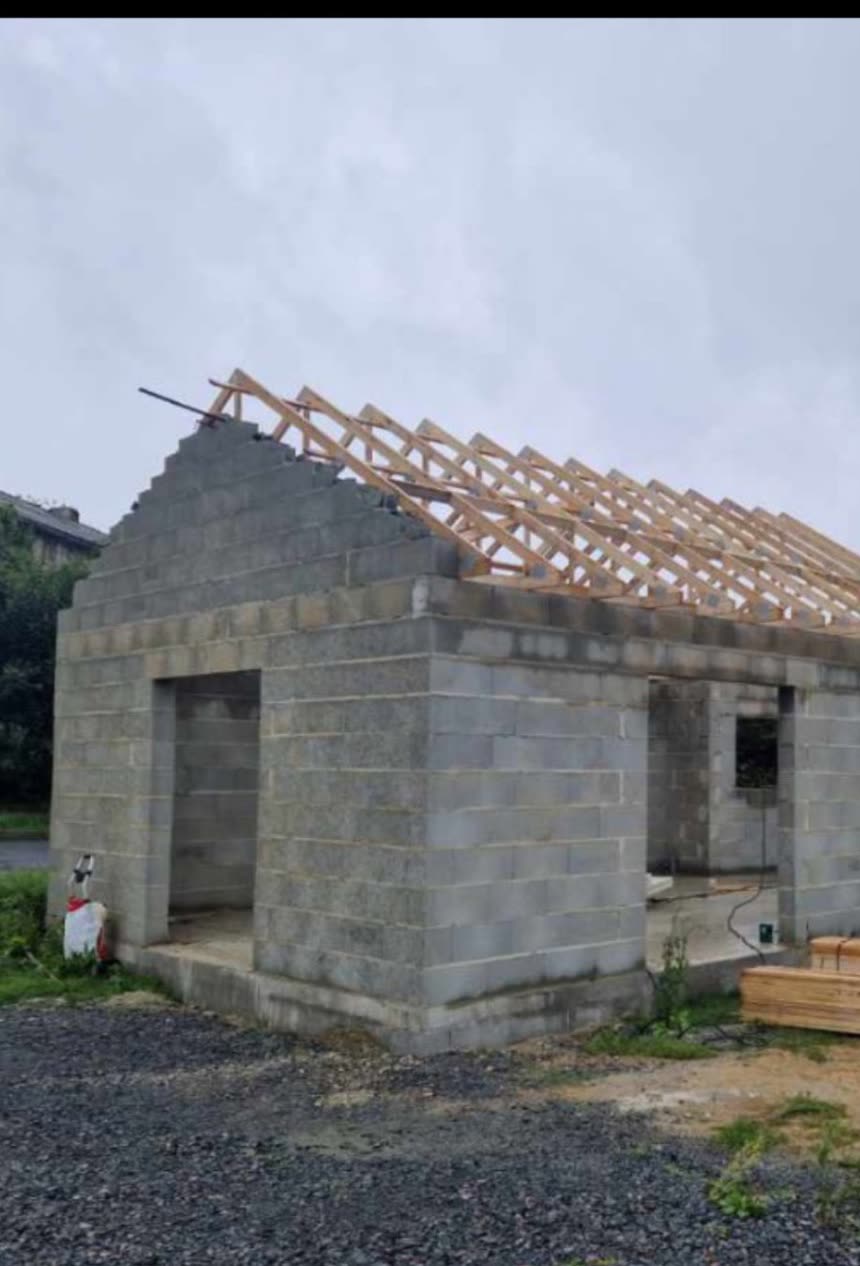 Charpente bois en fermettes montée sur un bâtiment en parpaings près de Saumur