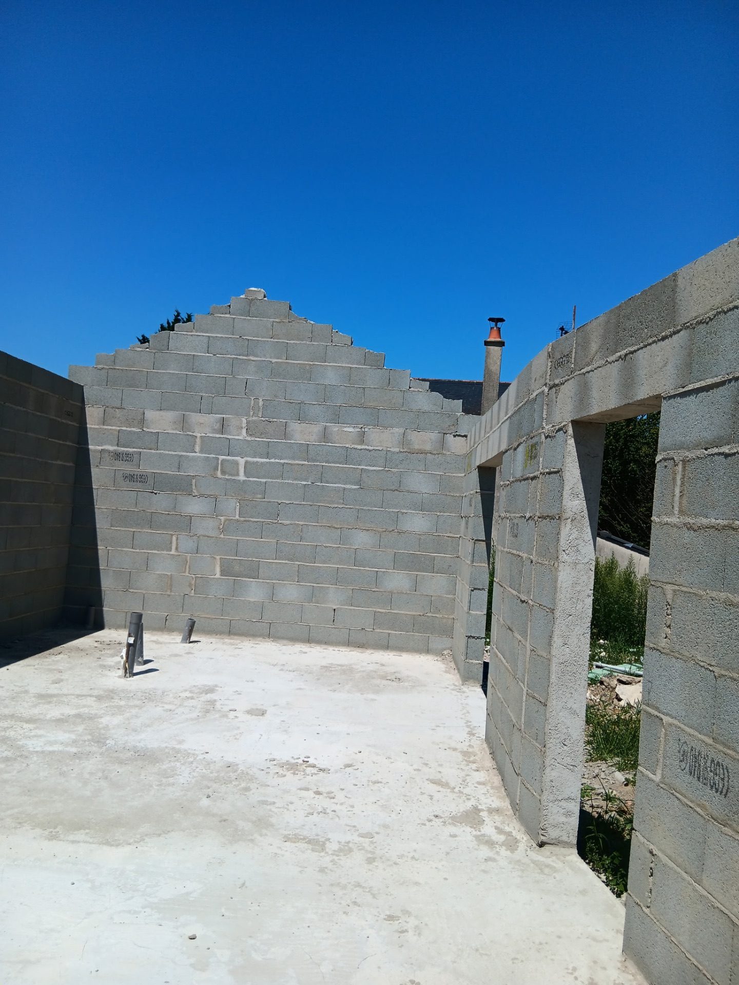 Refends et cloisons en parpaings à l'intérieur d'une construction en cours