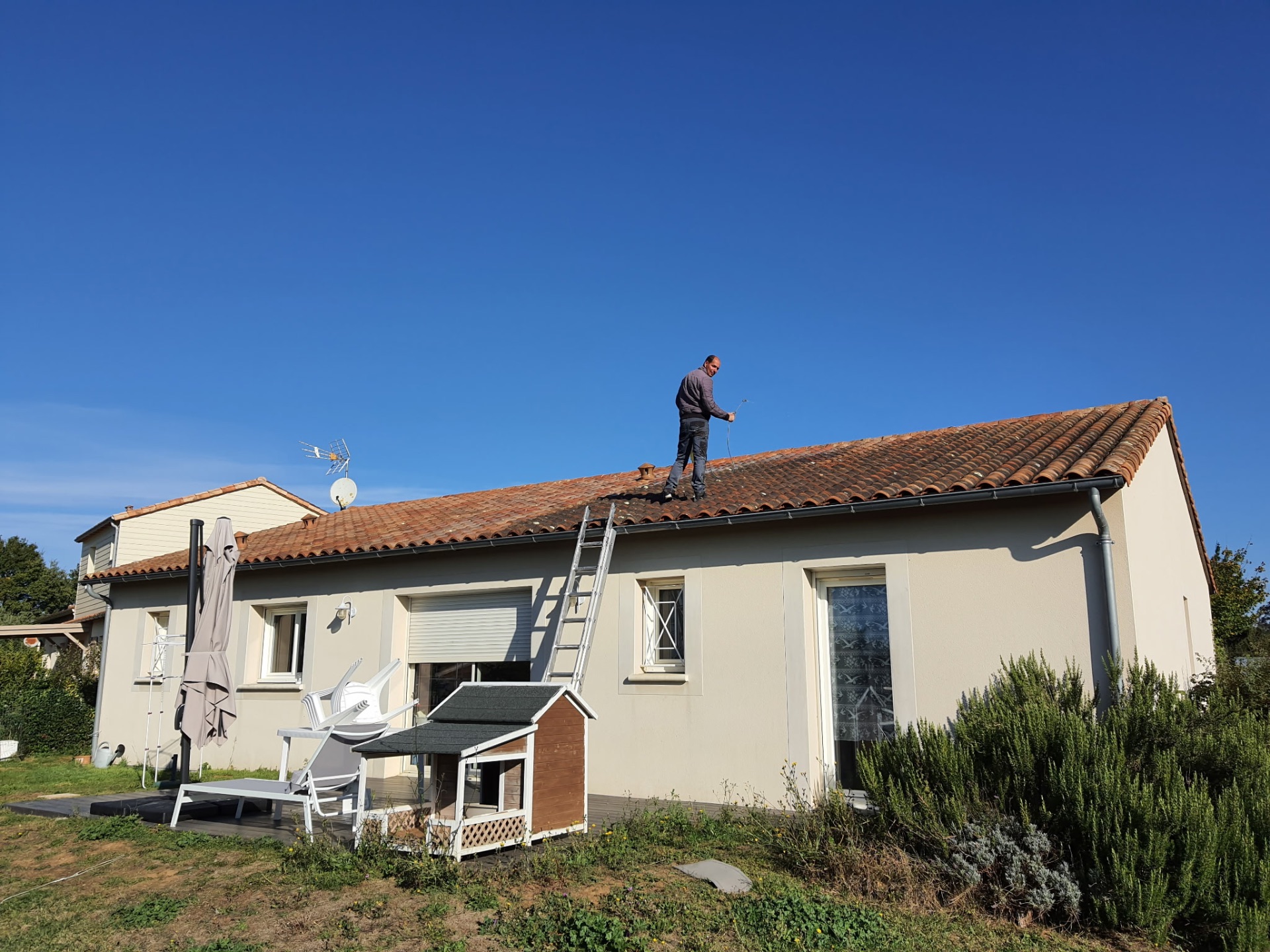 Nettoyage de la toiture en tuiles canal d'une maison de plain-pied