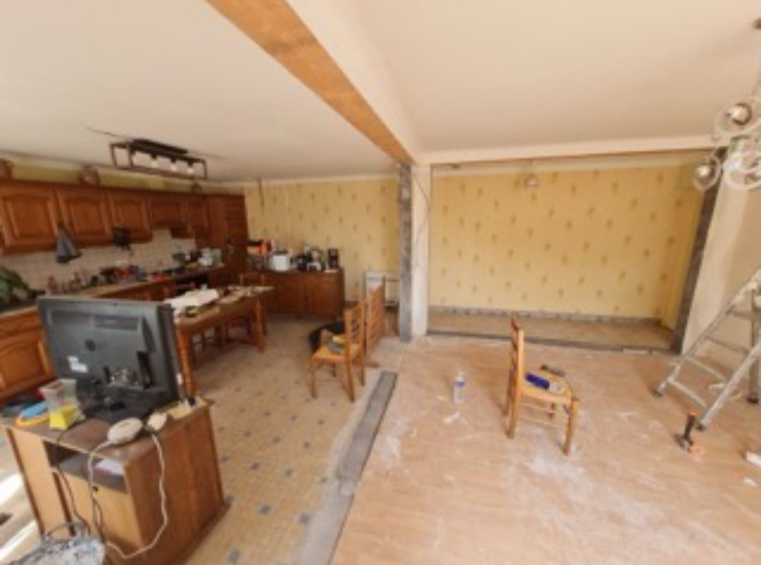 Séjour et cuisine avant rénovation, papier peint ancien à déposer