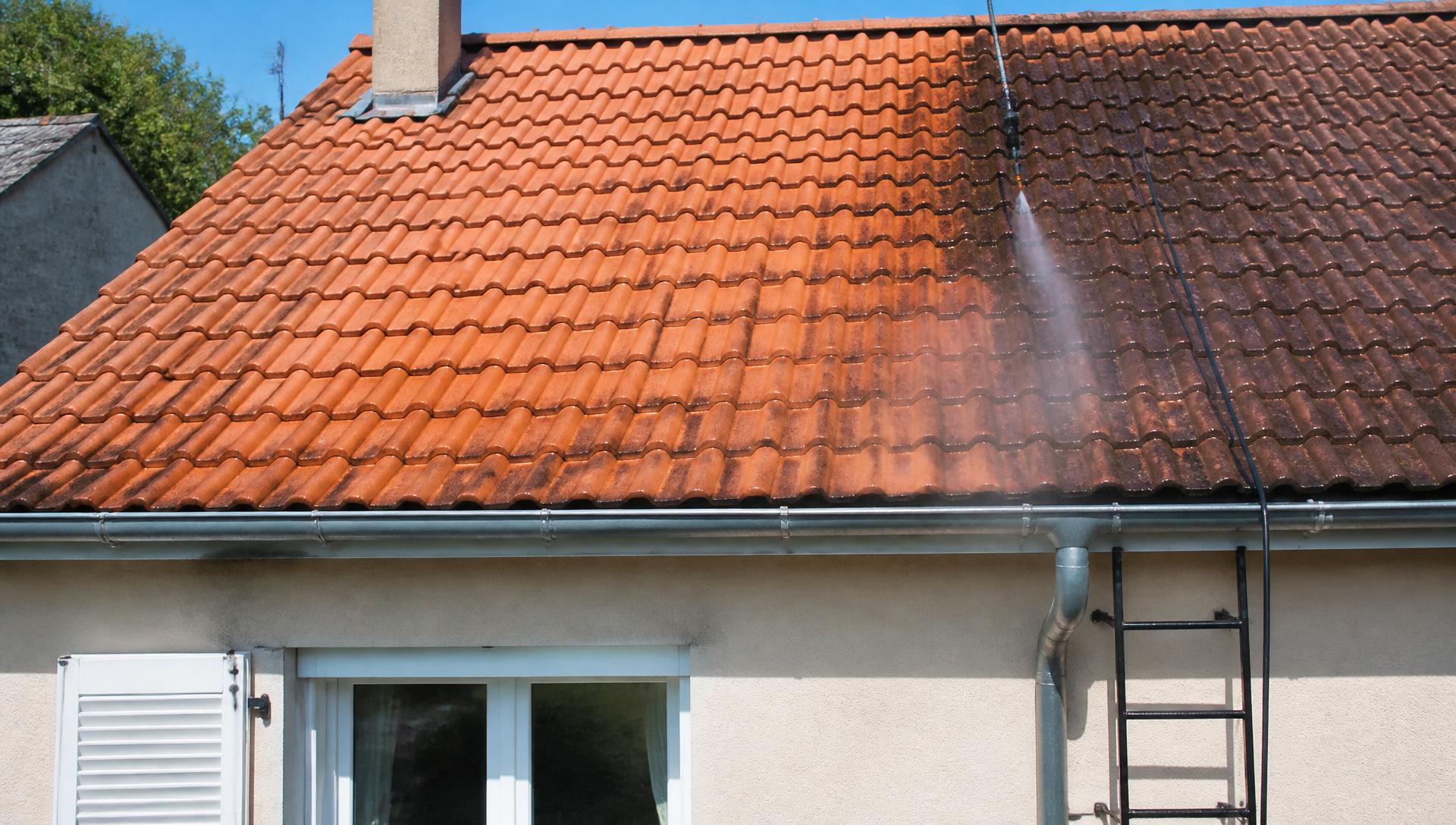 Démoussage et nettoyage basse pression d'une toiture en tuiles